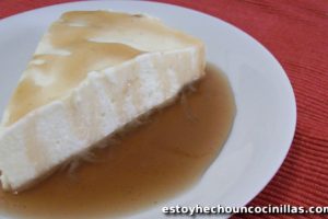 cómo preparar una tarta mousse de arroz con leche y sirope de canela.