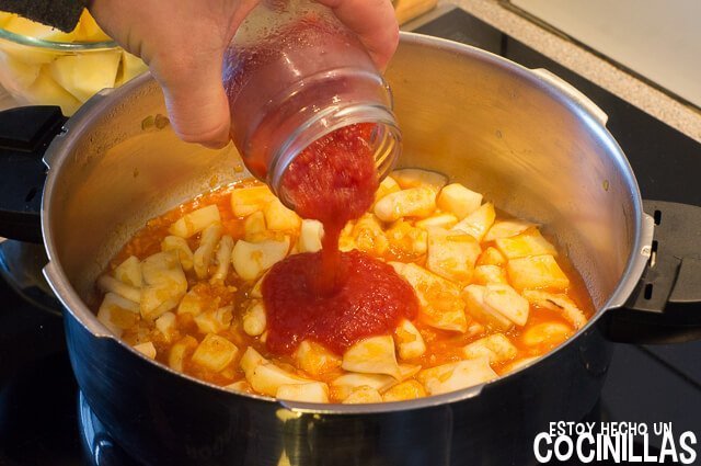 Patatas con sepia (tomate)
