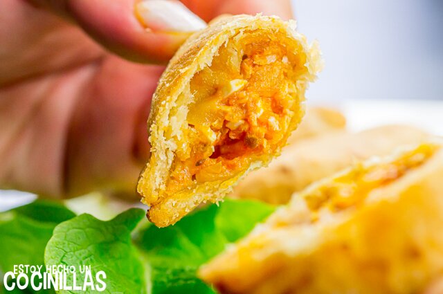 Empanadillas aceras de pollo, huevo y tomate