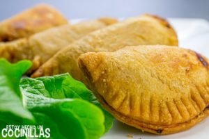 Empanadillas de pollo caseras con huevo cocido y tomate frito