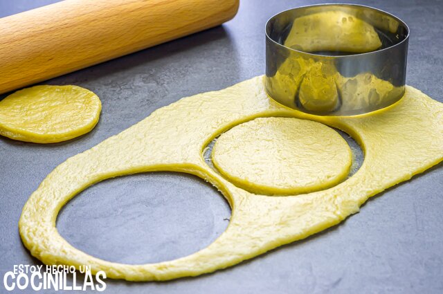 Empanadillas de pollo caseras (cortar la masa)