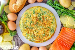 Receta de tortilla de patatas con salmón y bimi